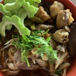 ก๋วยเตี๋ยวไก่มะระ-ข้าวมันไก่ นายจ่อย  ( บุฟเฟ่ )