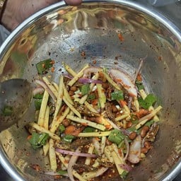 ยำมะม่วงปลากรอบ