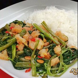 หมูสามชั้นผัดพริกแกงใส่ผักบุ้งไทยราดข้าว