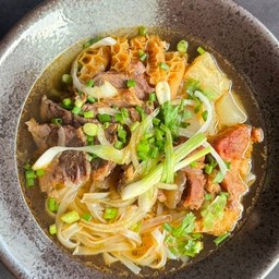 เส้นเฝอ เนื้อตุ๋นสมุนไพรไต้หวัน