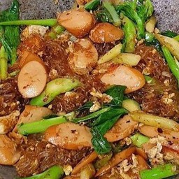 ผัดวุ้นเส้นไส้กรอกหนังกรอบ