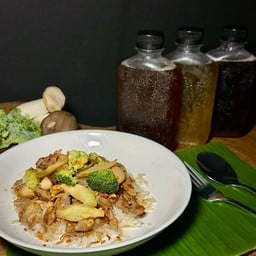 Angry ข้าวผัดน้ำมันหอย + น้ำสมุนไพร