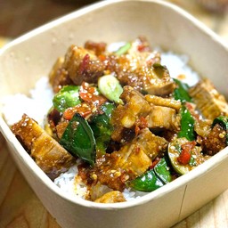 ผัดพริกแกงหมูกรอบราดข้าว