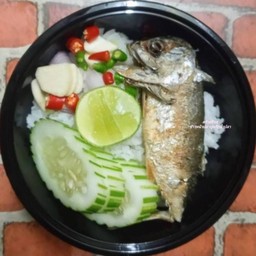 ข้าวหน้าปลาทูทอดพริกน้ำปลา