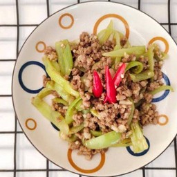 ข้าวราดผัดพริกหยวกเนื้อสับ