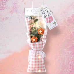 ช่อดอกไม้โครเชต์ ( สีส้ม ) พร้อมไฟ LED + การ์ดอวยพรวันเกิด