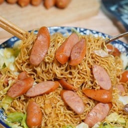 ผัดมาม่าไส้กรอกหนังกรอบ