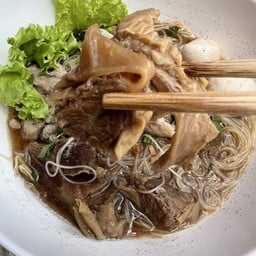 ก๋วยเตี๋ยวหมูตุ๋นโครตรวมหมู