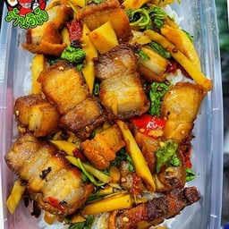 ข้าวผัดกะเพราหน่อไม้+หมูกรอบ
