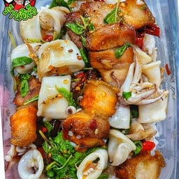 ข้าวผัดกะเพราปลาหมึก+หมูกรอบ