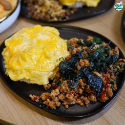 ผัดกะเพราหมูสับ + ไข่ข้น