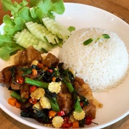 ข้าวราดกระเพราหมูกรอบ Stir Fried Holy Basil & Crispy Pork With Rice