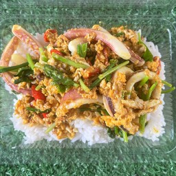 ปลาหมึกผัดผงกะหรี่(ราดข้าว)