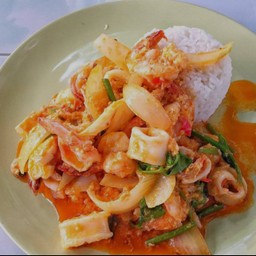 ข้าวราดหมึกผัดไข่เค็ม