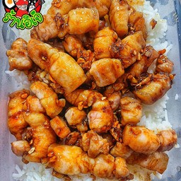 ข้าวหมูสามชั้นทอดกระเทียม