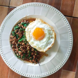 กระเพราหมูไข่ดาว