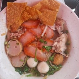บะหมี่รวมลูกชิ้นปลาหมูแดงน้ำใส
