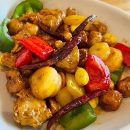 ไก่ผัดเม็ดมะม่วง Stir-Fried Chicken With Cashew Nuts