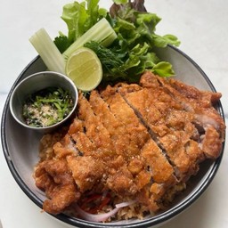 ข้าวผัดแจ่วคอหมูทอด