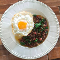 กระเพราเนื้อไข่ดาว