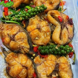 ข้าวผัดกะเพราปลาดุกสด