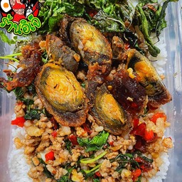 ข้าวผัดกะเพราหมูสับไข่เยี่ยวม้า