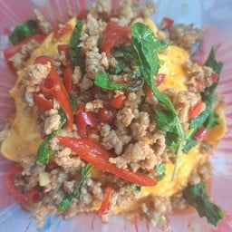 ไข่ขยี้กะเพราหมูสับ