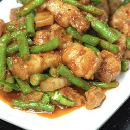 สามชันผัดพริกแกงถั่วฝักยาว (กับข้าว)