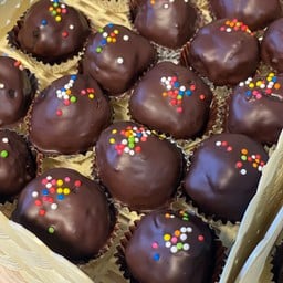 อะอั้มเบเกอรี่ เบเกอรี่ราคาเริ่มต้นเพียง 10.-  สาขาโรงเรียนปทุมวิไล