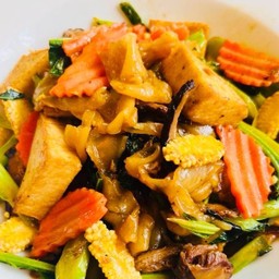 ก๋วยเตี๋ยวผัดซีอิ๊ว Stir Fried Noodles With Black Soy Sauce