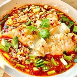 เกี๊ยวต้มยำหมูแดง