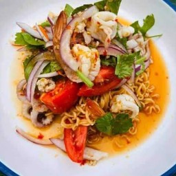 ยำมาม่า ทะเลกุ้งหมึก จัดจ้านจี้ดจ้าดถึงเครื่อง