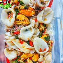 ข้าวผัดกะเพราปลาหมึก+หอยแมลงภู่