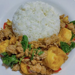 ข้าวผัดกระเพราเต้าหู้หมูสับ