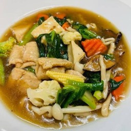 ก๋วยเตี๋ยวราดหน้าวีแกน Fried Noodles In Gravy Sauce