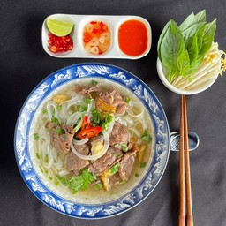 เฝอเนื้อผัดกระเทียม