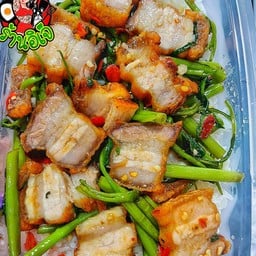 ข้าวผัดผักบุ้งหมูกรอบ