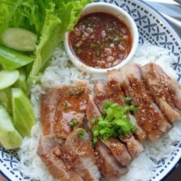 ข้าวหน้าหมูย่างน้ำจิ้มแจ่ว