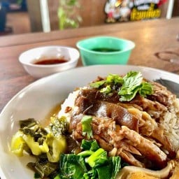 ก๋วยเตี๋ยวเป็ดไก่พะโล้ขาหมู (ตาลเดี่ยว) ตาลเดี่ยว