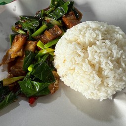 คะน้าหมูกรอบ