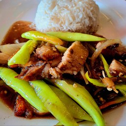 ข้าวราดไก่ผัดพริกหยวก