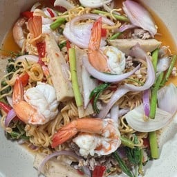 ยำมาม่าหมูสับหมุยอกุ้ง