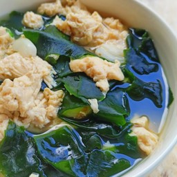 ซุปไข่น้ำสาหร่ายวากะเมะ