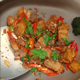 กระเพราหมูกรอบราดข้าว