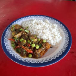 เขียวหวานไก่กรอบราดข้าว