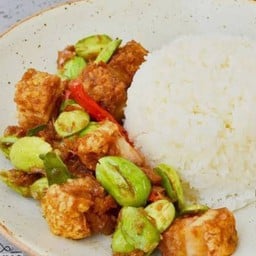 ผัดเครื่องแกงสะตอหมูกรอบราดข้าว