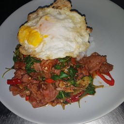 ข้าวราดกะเพราหมูชิ้น