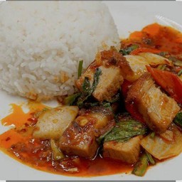 ผัดน้ำพริกเผาหมูกรอบราดข้าว