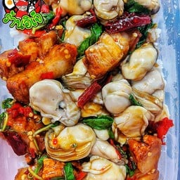 ข้าวผัดกะเพราหอยนางรม+หมูกรอบ