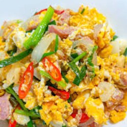 แหนมผัดไข่ = ราดข้าว